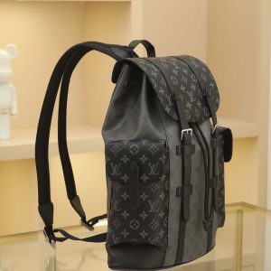 Alternative view of The compact backpack reinterprets the rugged, unpretentious spirit of a hiking pack in Monogram canvas. Its distinctive design seamlessly transitions between work and leisure, embodying a premium lifestyle. 41 x 47 x 13 cm (L x H x W)